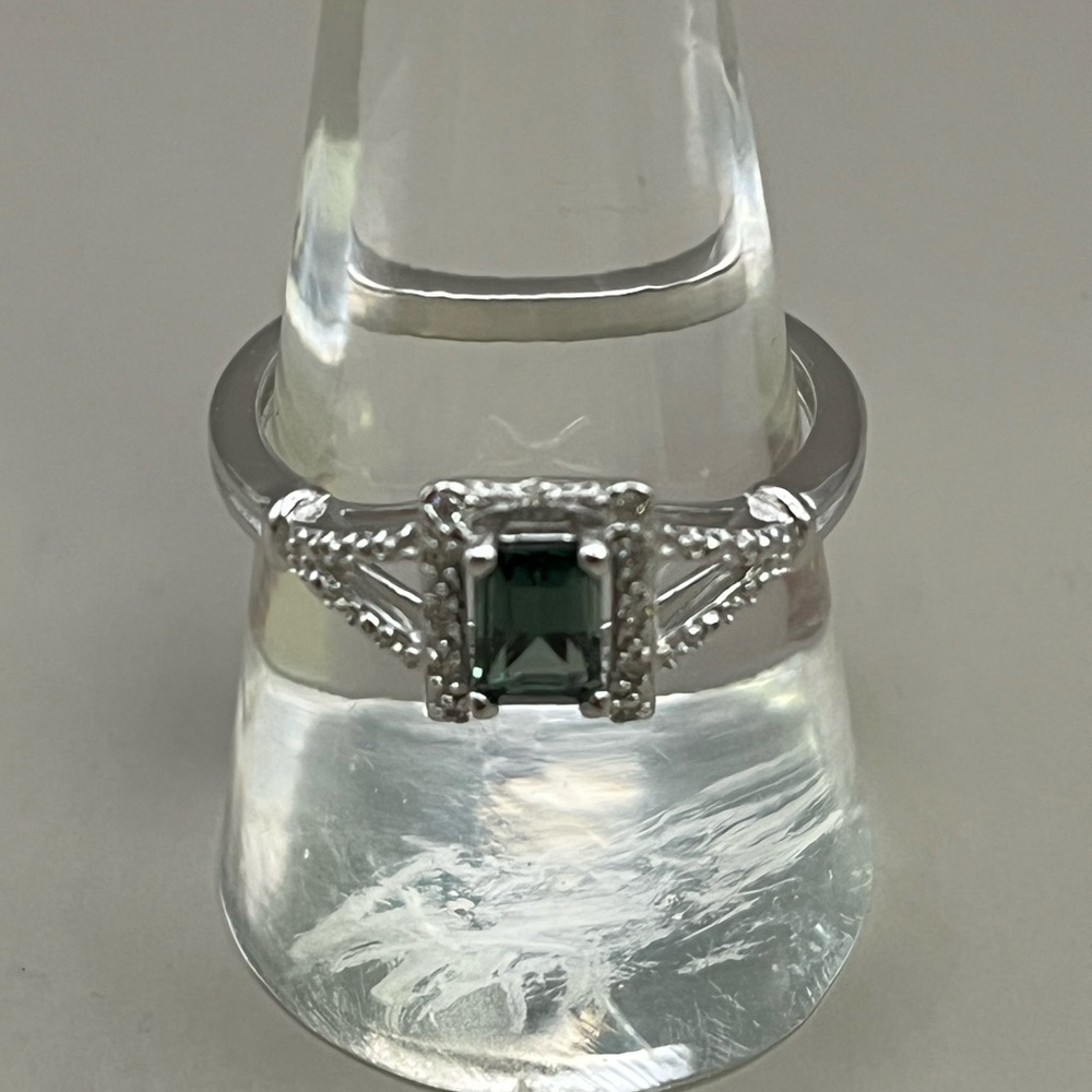 Sophisticated Green Emerald and Sterling Silver Ring with Emerald-Cut Gemstone - Picture 1 of 7